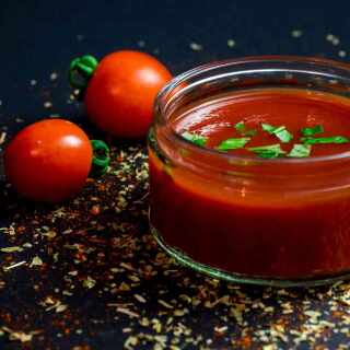 Dicke Tomatensauce für Pizza