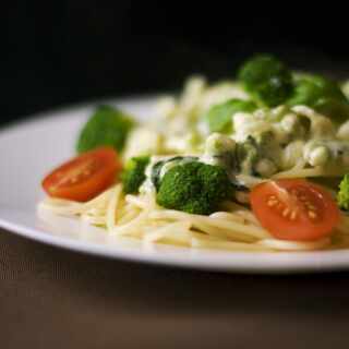 Nudeln mit Broccolisauce &amp; Tomaten