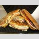 Panini-Sandwich gegrillt, halbiert (2 Halbe)